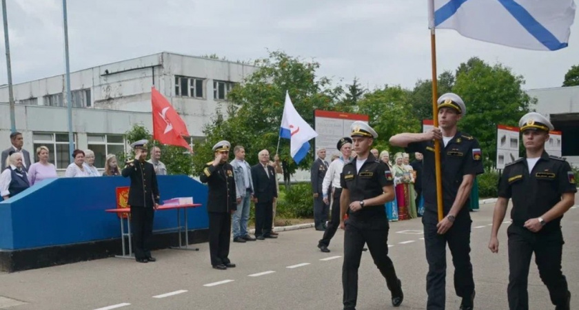 Митинг военнослужащих и ветеранов ВМФ в Пензе начался с выноса Андреевского флага и гимна