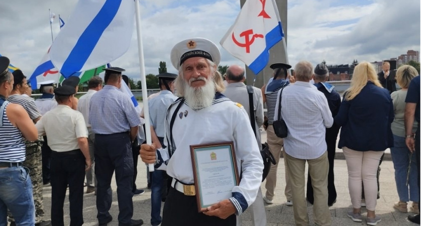 В день ВМФ у стелы «Слава героям» в Пензе подняли Андреевский флаг