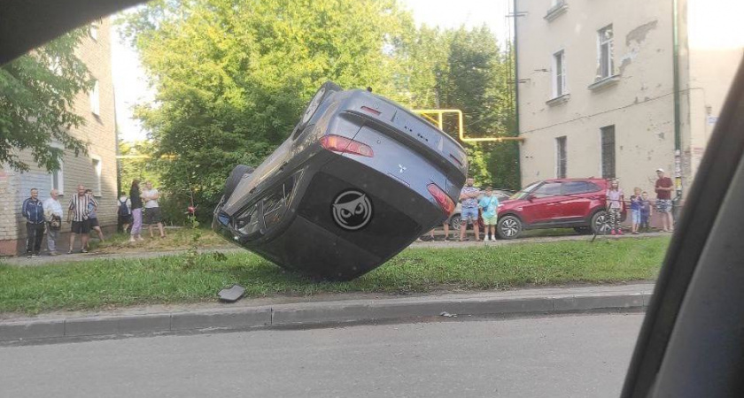 В Пензе на Калинина, к перевернувшемуся Mitsubishi, приехали скорая и пожарные 