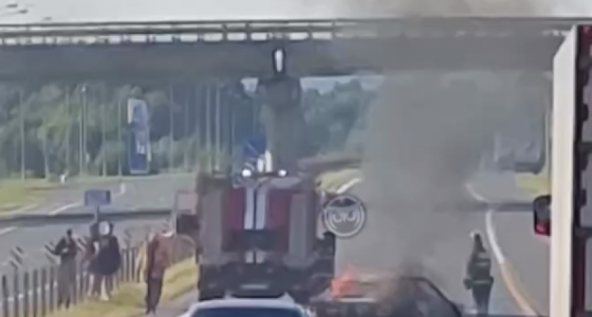 На трассе М5 в Городищенском районе прямо на дороге вспыхнула легковушка