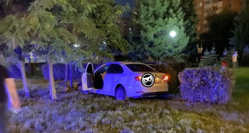 Ночная погодя от полицеских в Пензе закончилась вылетом на газон и бегством водителя 