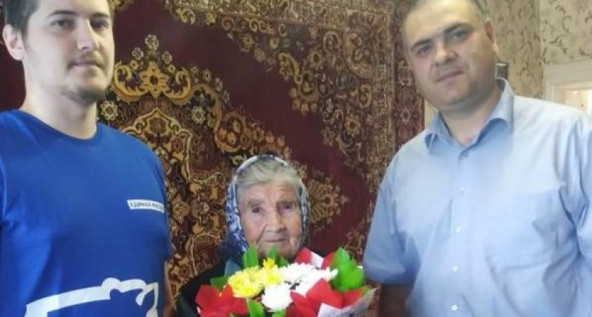 В Пензе ветерана труда Зинаиду Шарунову поздравили с 95-летним юбилеем