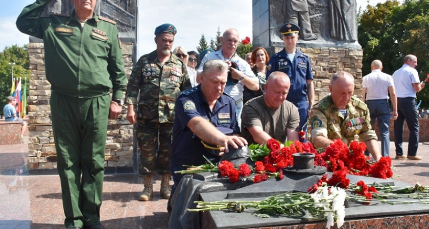 Торжественный митинг прошел у «Афганских ворот» в Пензе для «голубых беретов»