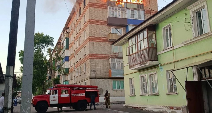 Две полыхающие квартиры в многоэтажке в Сердобске тушили восемь пожарных 