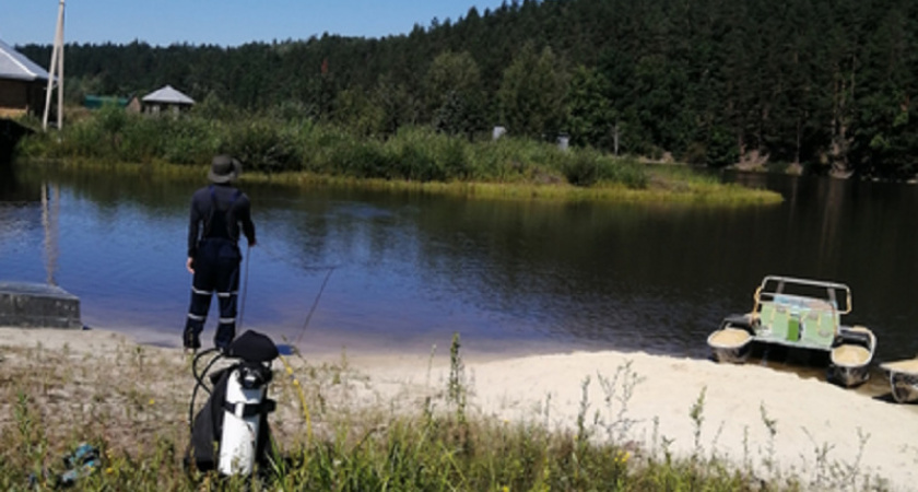 В Кузнецком районе водолазы извлекли из водоема тело утонувшего мужчины