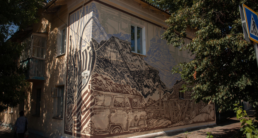 Художник из Пензы преобразил двухэтажный дом в Ульяновске пейзажем с деревенским домиком
