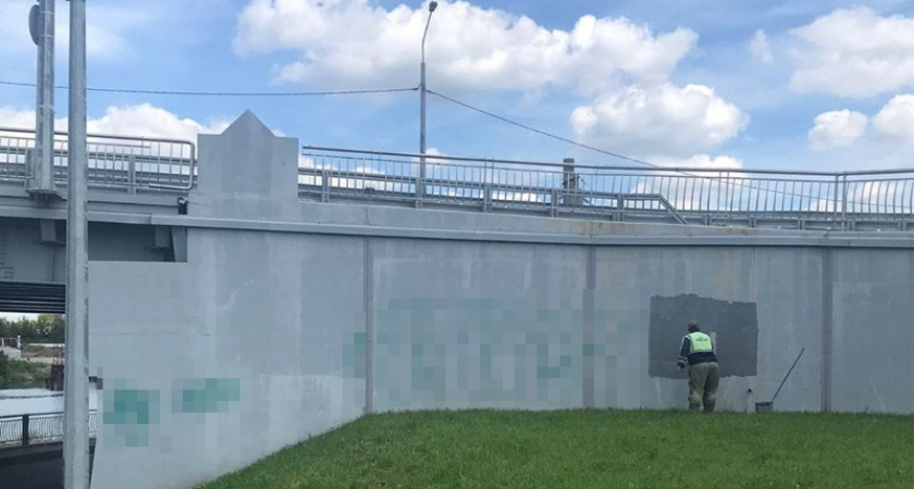Израсходовали 40 килограммов краски, чтобы закрасить надписи на Измайловском мосту в Пензе