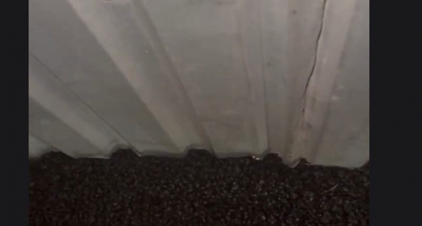 На улице Сурской дорожники заложили входную дверь пензенцев свежим асфальтом 