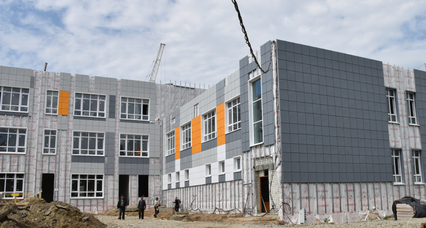 Забор рядом с новой школой на Измайлова перенесут, чтобы сохранить дорожку к остановке 