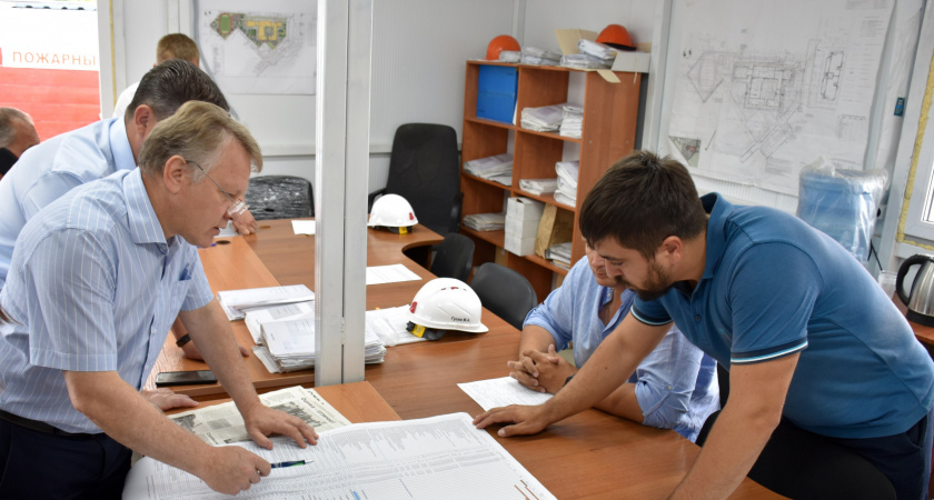 Басенко держат в курсе строительных работ новой школы на Измайлова