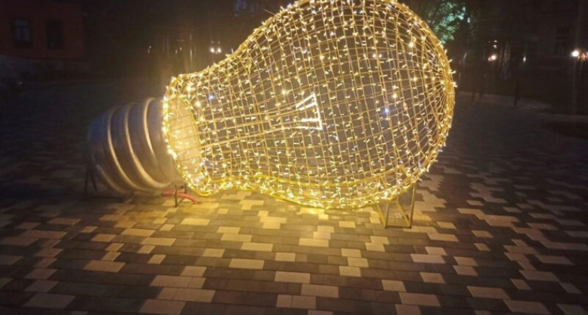 В Сердобске установили гигантскую лампочку в сквере в честь изобретателя Павла Яблочкова