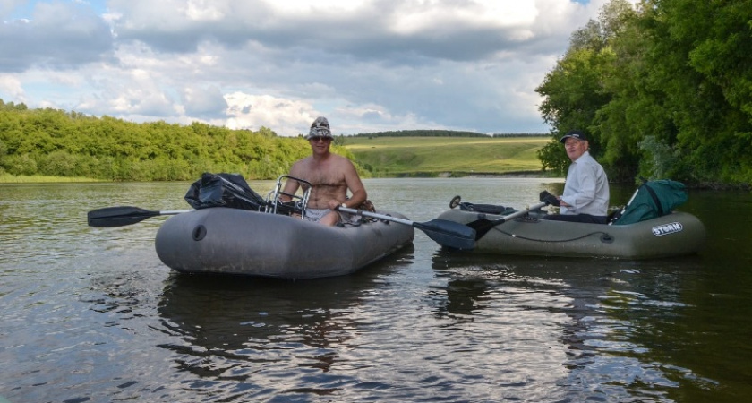 74-летний житель Заречного сплавился по уральской реке Чусовой на резиновой лодке