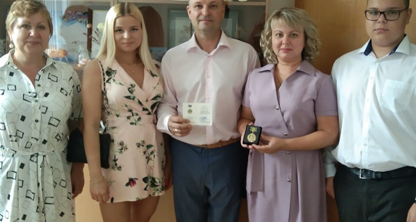 Жительница Первомайского района Ирине Макиенко получила медаль «Материнская доблесть» 