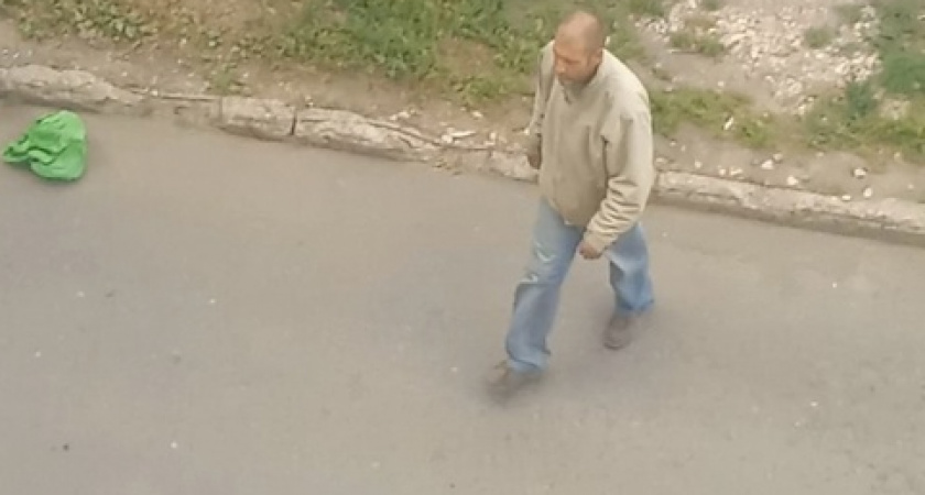 Соцсети: в Пензе у ТЦ Кагау в Арбеково ходит мужчина около недели с потерянным видом