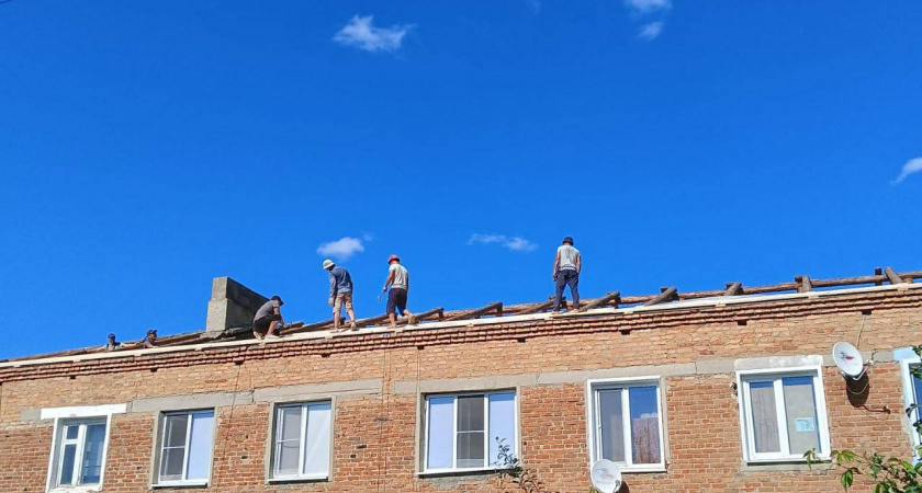 Крыши домов в Никольске, пострадавшие от урагана, отремонтируют до дождей 