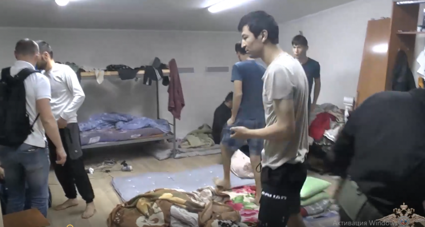 Четверо пензенцев организовали подпольное производство средства для посуды 