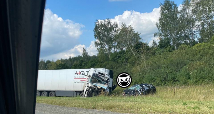 На трассе перед поворотом на Каменку столкнулись большегруз и легковушка, машины в кювете