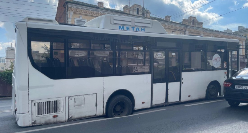 В Пензе автобус №54 провалился в дыру в асфальте на улице Суворова