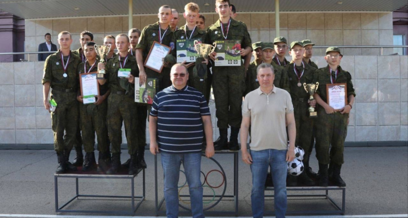 Олег Мельниченко торжественно наградил победителей спортивных соревнований сборов "Гвардеец"