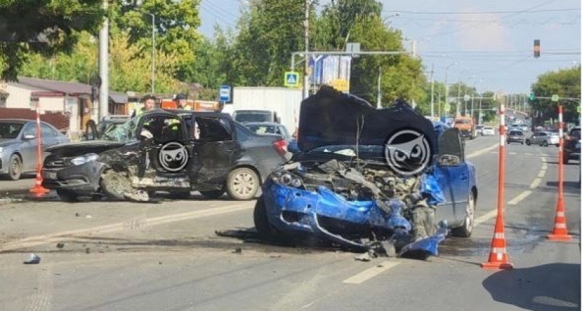 В Пензе дневная авария превратила две легковушки "в груды металла"