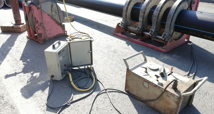 Во время подготовительных работ на Суворова загрузили трубы, сваренные в «плеть»