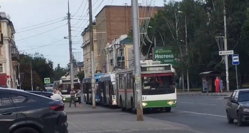 Около  Пенза-1 собирается пробка из-за обрыва троллейбусного провода