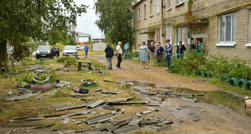 В селе Лопатино Пензенской области ураган разгромил крыши жилых домов