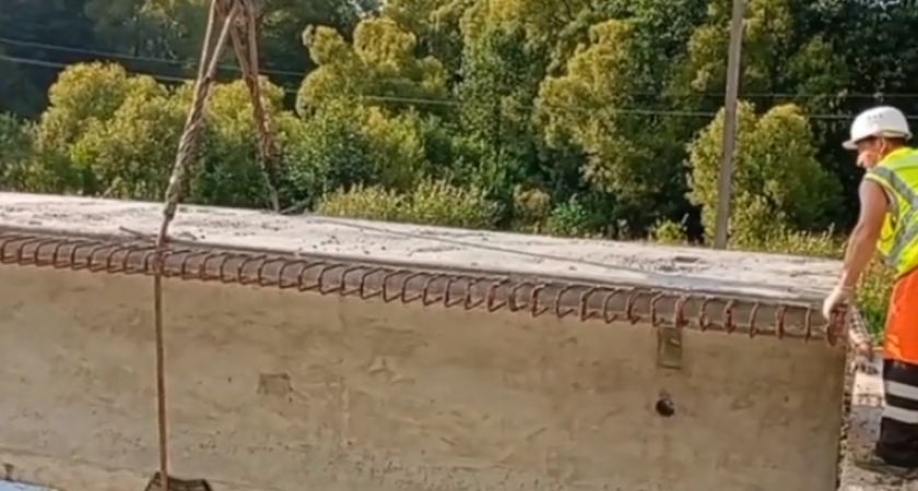 Дорожники монтируют пролетные балки моста через реку Ишимка дороги М-5 «Урал»