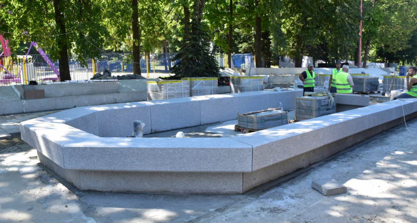 Чаша фонтана в парке Белинского в Пензе выполнена из карельского гранита