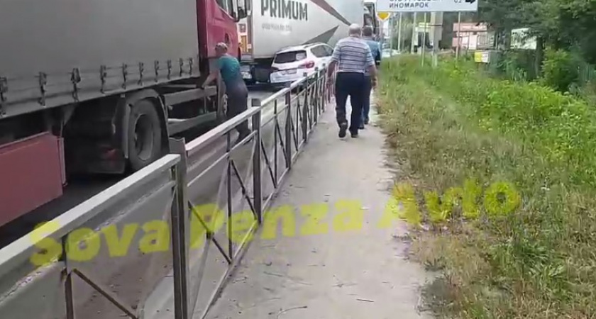 В ДТП на Ульяновской в Пензе, где столкнулись 13 машин, пострадали 2 человека