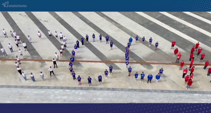 Более 100 пензенцев на Юбилейной площади выстроились в слово «Россия»