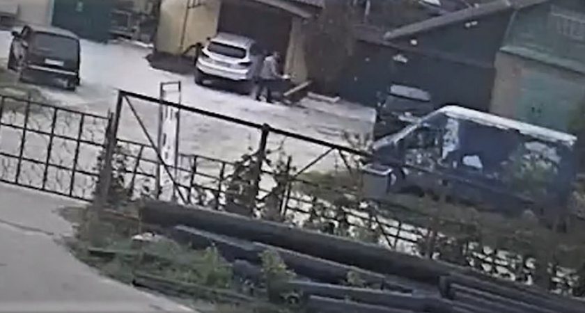 В Пензе мужчина из-за обиды облил машину племянницы кислотой