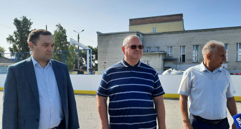 Олег Мельниченко осмотреть новую спортивную площадку у школы №17 в Кузнецке 