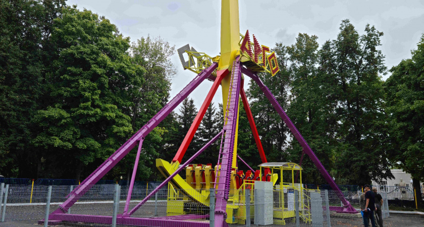 В парке Белинского появился новый аттракцион – качели «Арго»