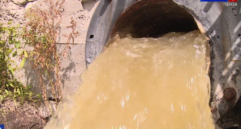 Жители Маяка в Пензе в ужасе от зловонной жижи, которая круглосуточно стекает из трубы в Суру