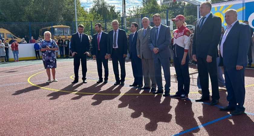 В Сурске на торжественном открытии спортплощадки подарили баскетбольные мячи от Мельниченко 