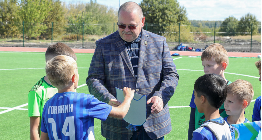 Олег Мельниченко посетил "умную" спортивную площадку в микрорайоне Заря