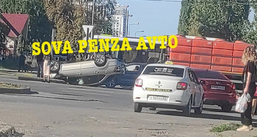В Пензе на проспекте Строителей перевернулось авто