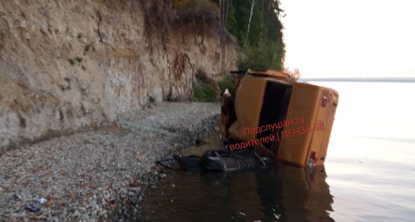 На Сурском водохранилище авто рухнуло с обрыва в реку