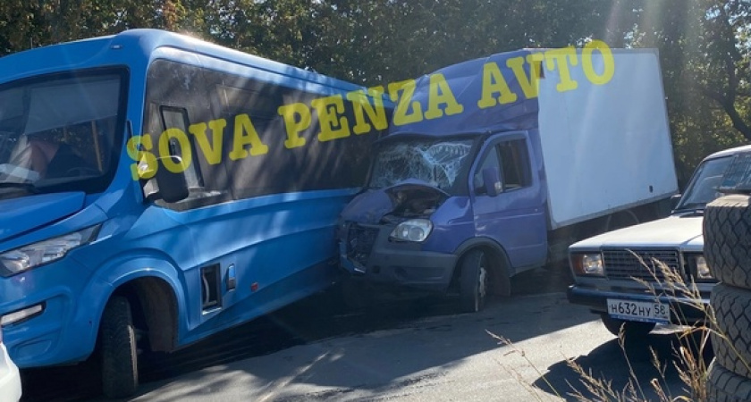 В Пензе на Строителей столкнулись «ГАЗель» и пассажирский микроавтобус