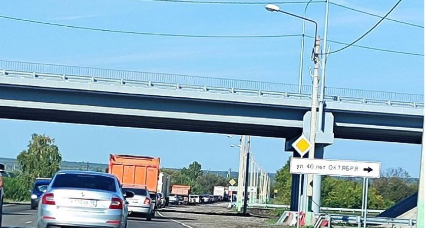 Из-за закрытого путепровода на 40 лет Октября пензенцы стоят в огромной пробке 