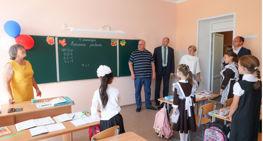 Олег Мельниченко проверил качество ремонта школы в селе Колдаис 