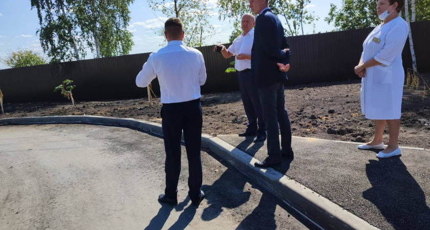 Космачев поручил озеленить территорию больницы в Чаадаевке и поставить шлагбаум