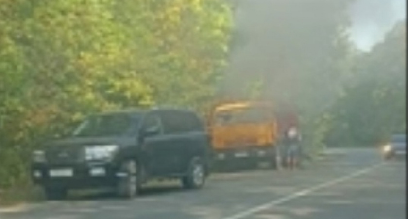 В МЧС прокомментировали возгорание КамАЗа на дороге в Пензе