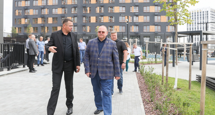 Олег Мельниченко посетил новые жилые кварталы в Дальнем Арбеково 