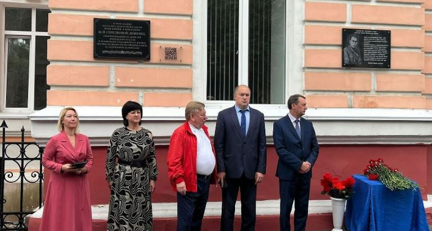 В Пензе прошла церемония открытия мемориальной доски на здании гимназии №4