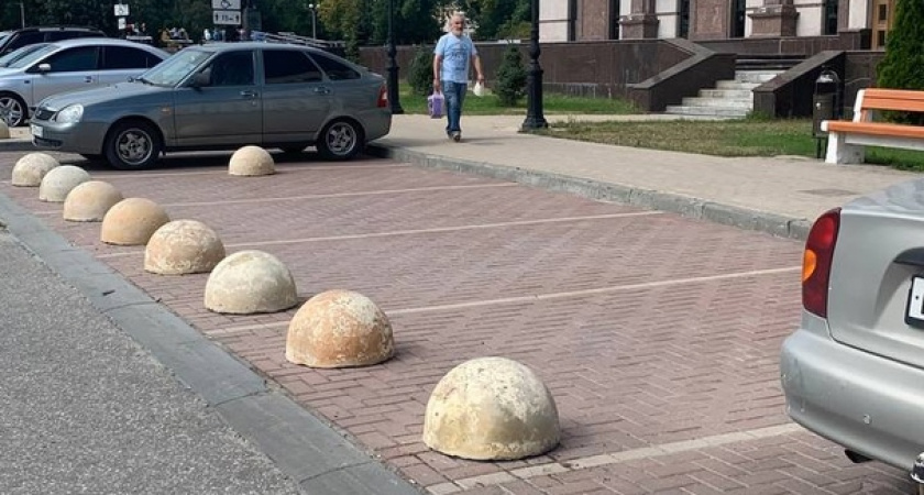 В минкульте рассказали, почему закрыли парковку возле драмтеатра