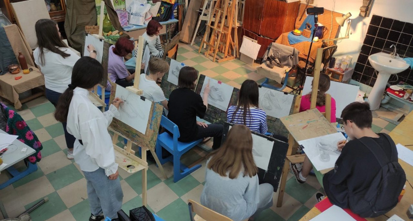 Юные пензенские художники создают рисунки ко Дню машиностроителя