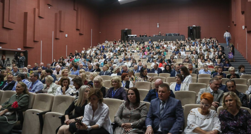 Медиков со столетием дерматовенерологической службы поздравил Олег Мельниченко 