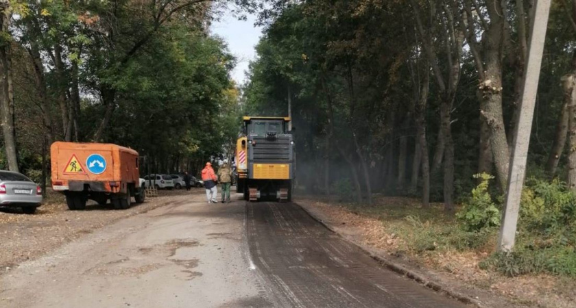 На Западной поляне меняют асфальт на дороге, ведущей к смотровой площадке 